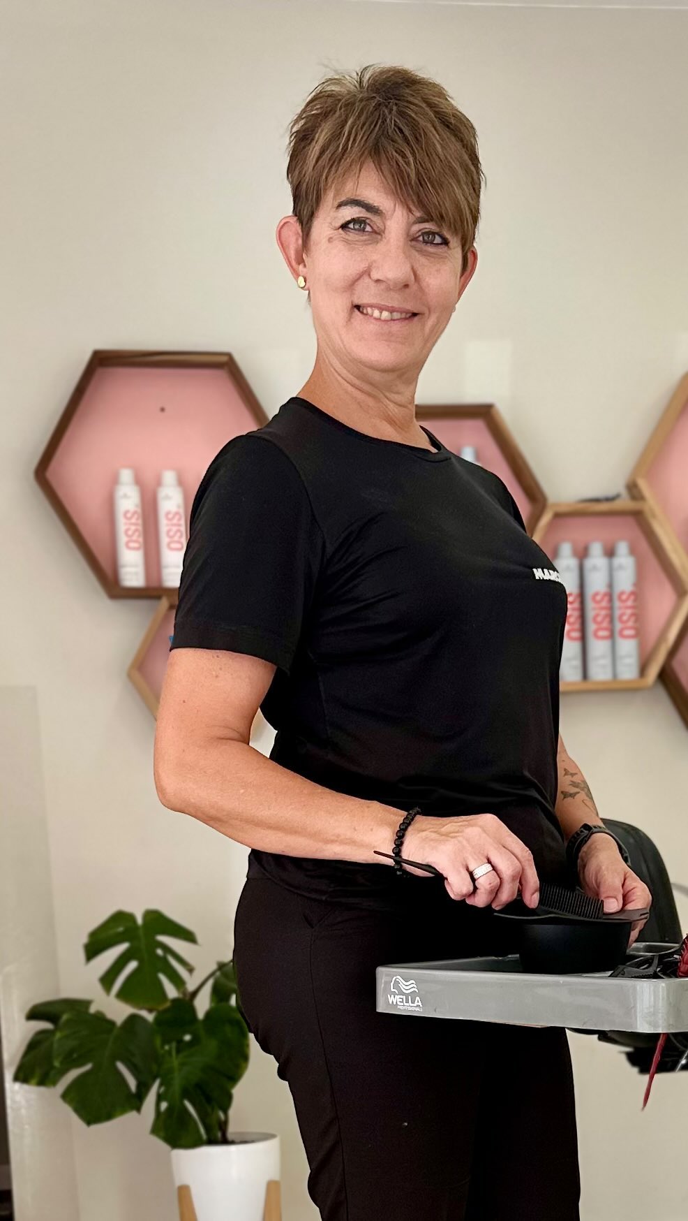 Marcela Galli sonriendo en su atelier